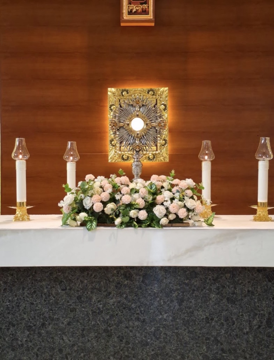 Custodia con el Santísimo y flores
